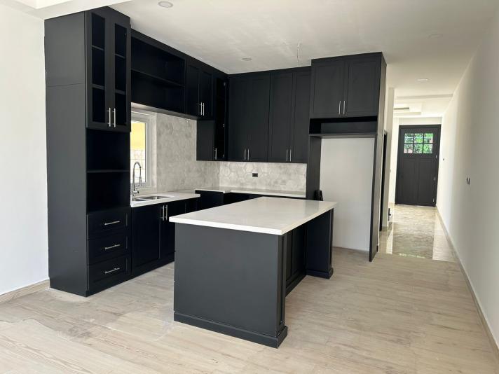 <p><strong>Venta de Townhouse – Col. Altiplano</strong></p> <p>Ubicado en una zona residencial exclusiva.<br /> <strong>Precio:</strong> $245,000</p> <p><strong>Caracter&iacute;sticas:</strong></p> <ul> <li>3 habitaciones</li> <li>Sala</li> <li>Comedor</li> <li>Cocina con mueble</li> <li>2 ba&ntilde;os completos</li> <li>½ ba&ntilde;o de visitas</li> <li>Estacionamiento para 2 veh&iacute;culos</li> <li>Terraza</li> <li>&Aacute;rea de construcci&oacute;n: 150 m²</li> <li>&Aacute;rea de terreno: 250 v²</li> </ul> <p>Tu nuevo hogar te espera en Col. Altiplano, con comodidad, estilo y amenidades ideales para tu familia.</p>